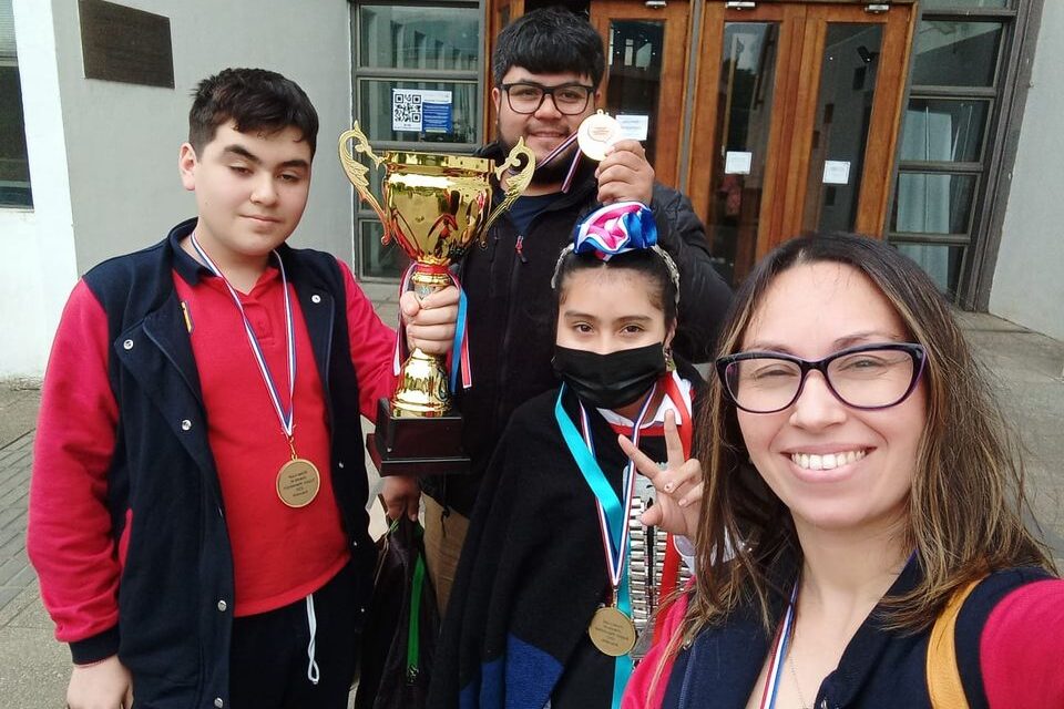 PUBLIC SPEAKING: Sofía Cerna Marín y Maximiliano Aravena Lepe de Purén CAMPEONES REGIONALES