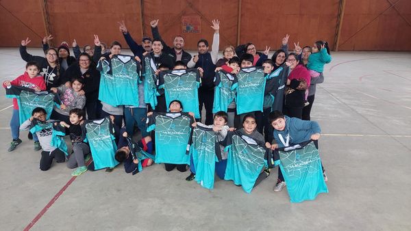 DEPARTAMENTO DE DEPORTE Y RECREACIÓN ENTREGÓ IMPLEMENTACIÓN A CLUB DEPORTIVO “LA ACADEMIA” DE PURÉN