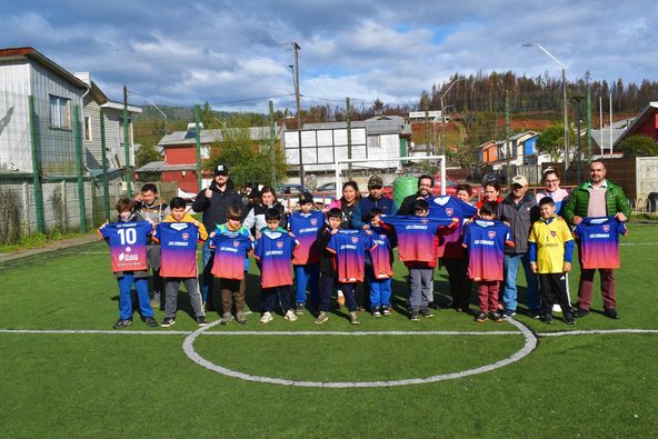 CLUB DEPORTIVO LOS CÓNDORES RECIBIÓ IMPLEMENTACIÓN DEPORTIVA, EN PURÉN
