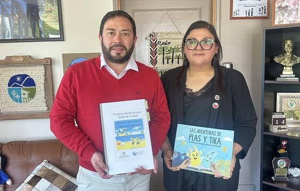 PROFESORA MARÍA ELISA AGUILERA ENTREGA MATERIAL CIENTÍFICO INTERNAC. AL MUNICIPIO DE PURÉN